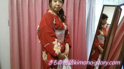 祐子さんの選んだコーディネート赤い浴衣に博多帯三面鏡の前で